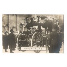 Rakev je umístěna a průvod začne