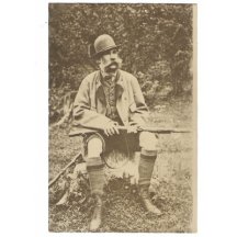 Franz Josef sedící na pařezu s puškou, velice známá pohlednice