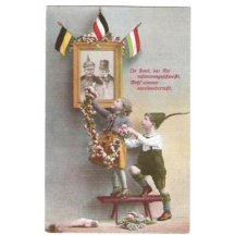 Děti chtějí na obraz Wilhelma a Franz Josefa připevnit kytice