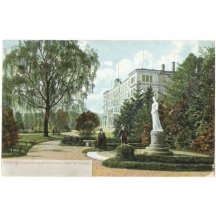 Císařský hotel v Salzburgu, na zahrádce u hotelu stojí socha Elisabeth