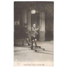 František Josef zdraví lid sundáním mysliveckého klobouku 