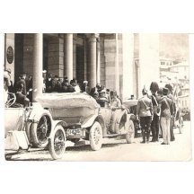 Pár minut před atentátem - Franz Ferdinand a choť nastupují do auta