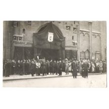 V očekávání příjezdu smutečního kočáru